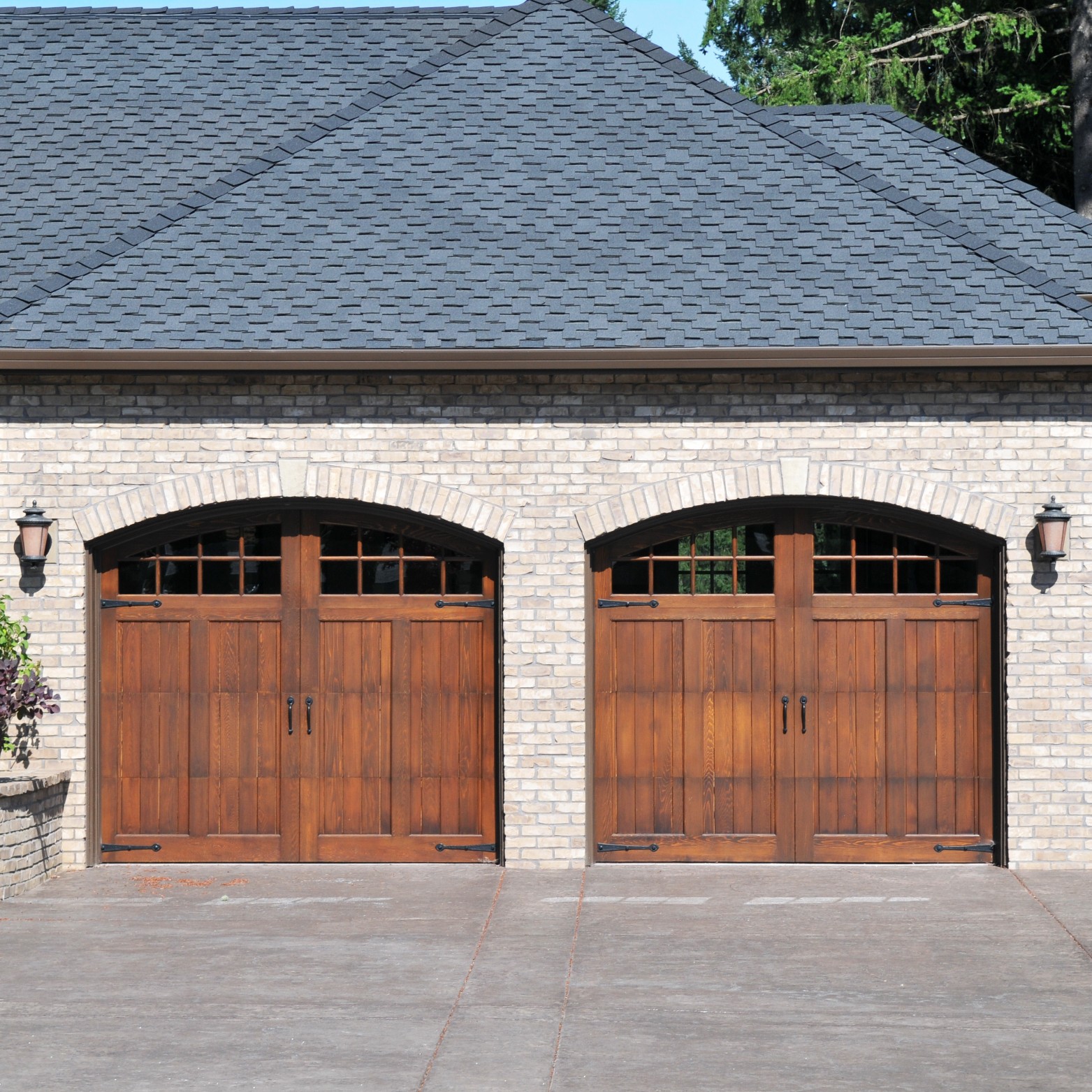 Best Garage Door Styles for Texas Homes in 2026